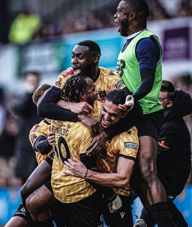 申花外援马纳法玩奥特曼体感游戏，动作标准找回童年感觉