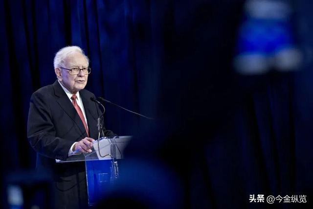 95岁巴菲特交班前最后一役！百亿抄底，究竟是在为谁“解围”？