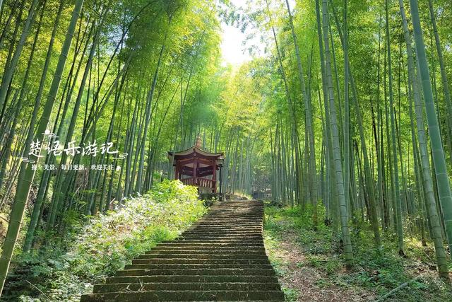 浙江宁波泉溪畔的千年古村，群山环抱溪水中流，适合休闲与徒步