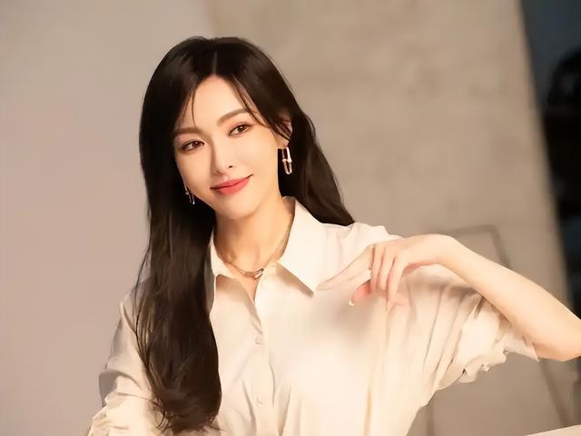 婚变传闻不到2月，42岁唐嫣高调官宣喜讯，罗晋的近况却让人唏嘘