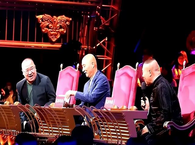杠上了，京剧博士刚讽刺完郭德纲，紧接着又喷陈佩斯说人家情商低