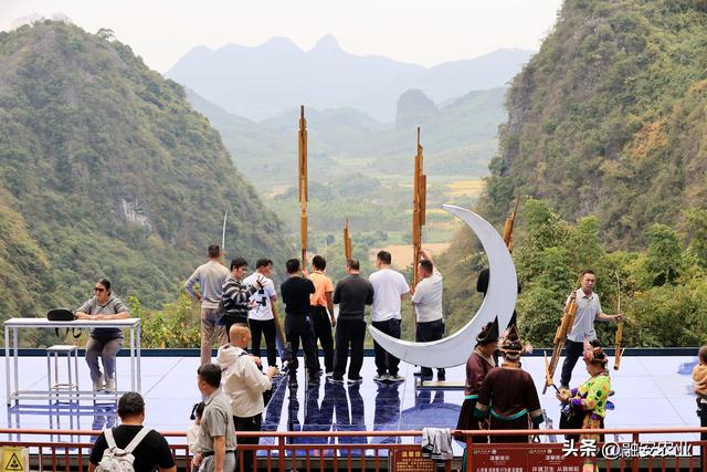 广西融安：秋高气爽引客来