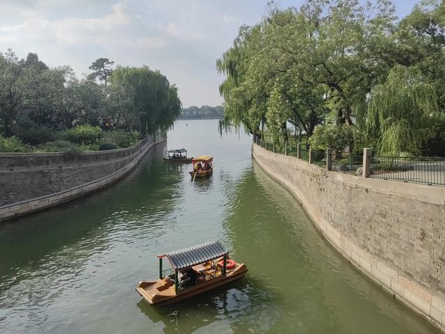 北京北海公园：都有哪些景点，绕湖走一圈看看。