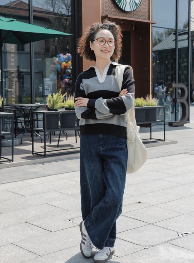 这是我见过最有气质的妈妈：63岁个子不高却端庄，穿衣优雅又贵气