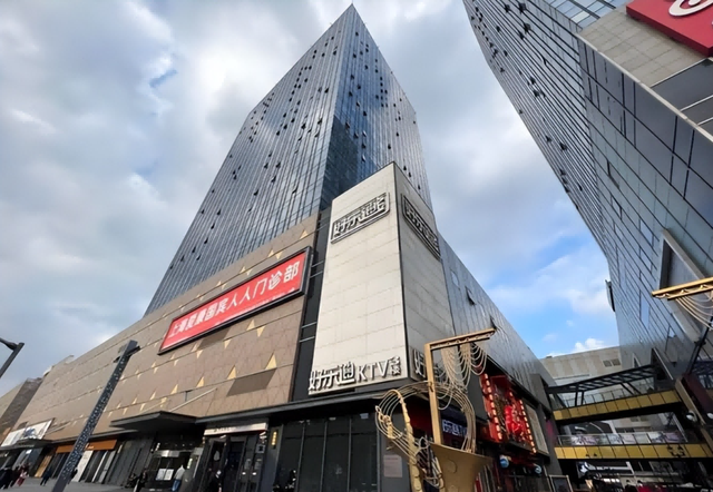 又一巨头倒下!疯狂关店11万家，为什么我们都不愿意逛商场了?