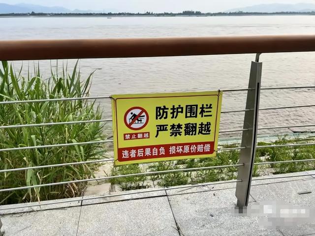 4游客卷入钱塘江！迅速被冲散，目击者拍下全程，没一个值得同情
