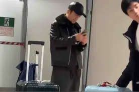 张艺谋带长子现身瑞士！穿内增高健步如飞，穿搭很潮，疑去看女儿图片