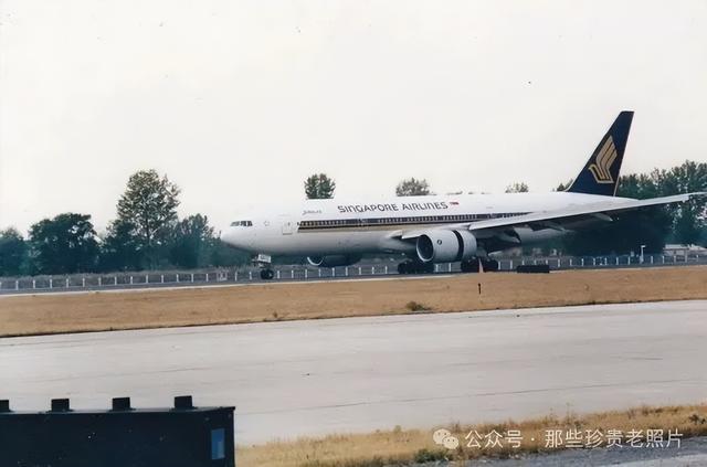 2002年，北京首都机场的飞机