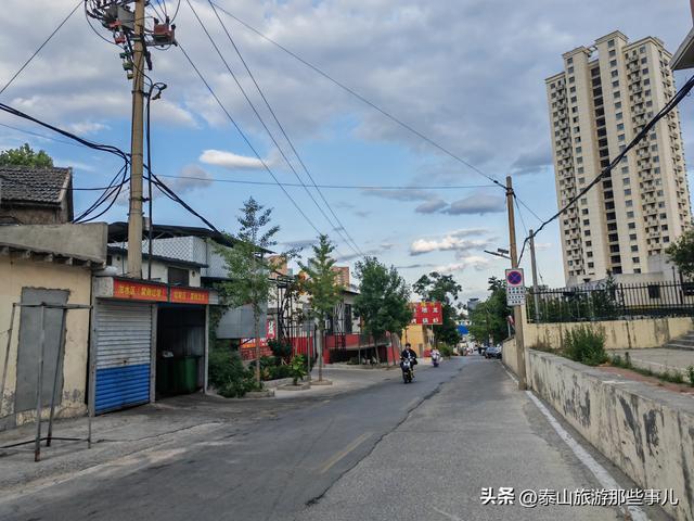 它是泰山下一个小众景点，一条700米巷子，人称泰安“小武康路”