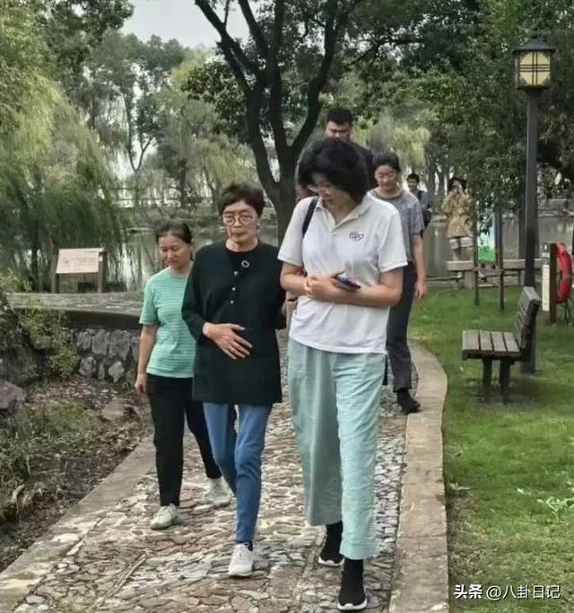 姚明一家老少现身苏州，15岁女儿背不挺，还打扮老气，丈母娘超瘦