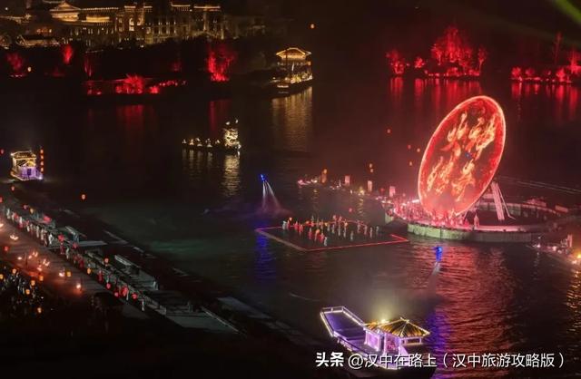 汉中这场演出铁花炸裂、孔明灯漫天,好看好玩还出片!