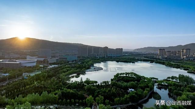 在你眼中，定西夏天的颜色是_____？
