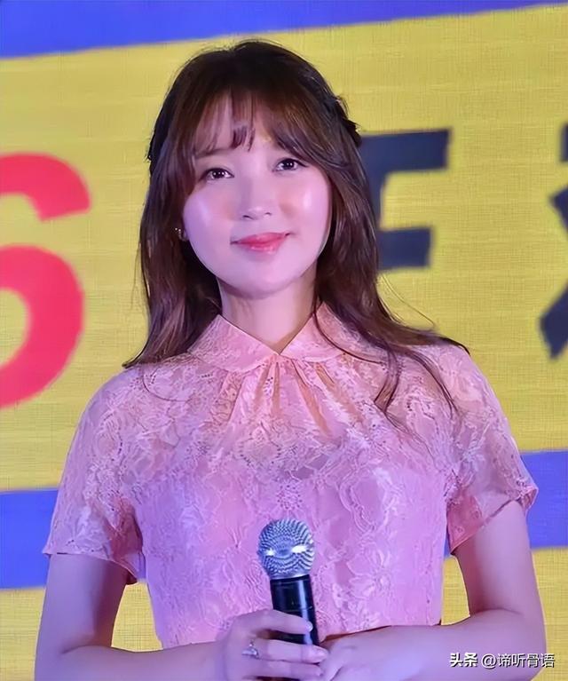 落毛凤凰不如鸡？42岁著名歌手江苏走穴，宾客只顾吃席没人搭理