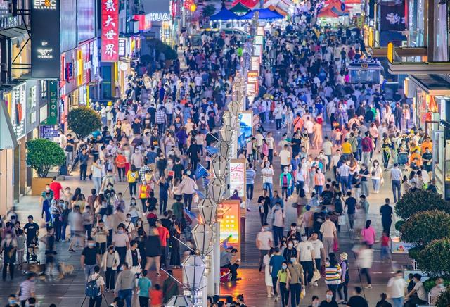 00后别内耗了：大厂、家庭、AI时代，他们这样活