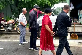 丈夫为了白月光与我离婚，知道我真实身份后，哭求复合图片