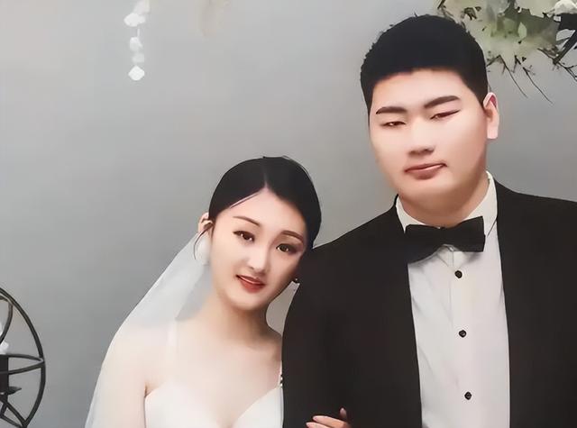 难怪陈亚男伤感，再看大衣哥现儿媳，她跟人在处事上就差了两个字