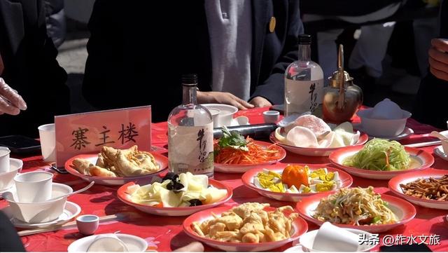 柞水县春节期间终南山寨景区“磨盘席”受热捧