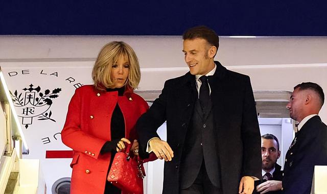 72岁法国第一夫人抵京惊艳，红大衣配戴妃包超美