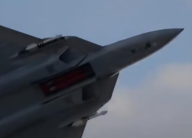 终于亮出弹舱，苏57进行展示性飞行，可惜中美已经开始玩六代机了