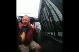 美国警察暴力执法的经过，被拍摄下来。网友：国家无耻警察无赖！图片