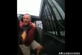 美国警察暴力执法的经过，被拍摄下来。网友：国家无耻警察无赖！图片
