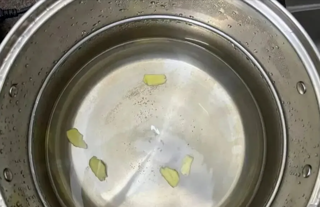 蒸螃蟹，冷水还是热水下锅？蒸多久？记5个要点螃蟹不流黄不掉腿