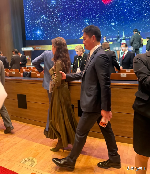 终于等到刘强东秀恩爱！可看清护着章泽天的方式，原谅我笑出了声