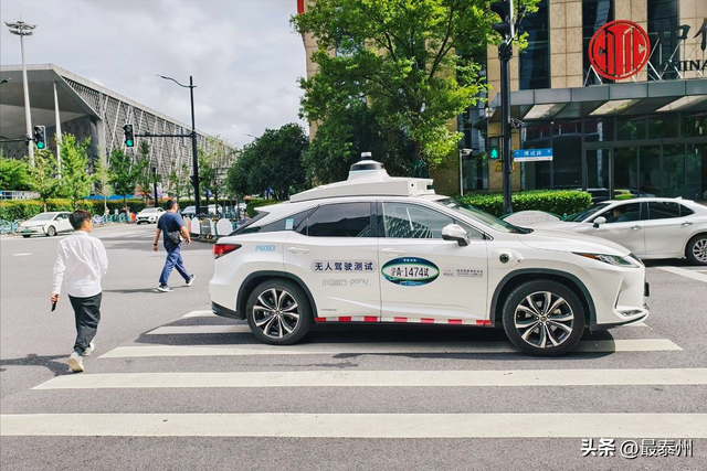 上海无人出租车试运营，14 元起步覆盖扩容，AI 司机靠谱吗？