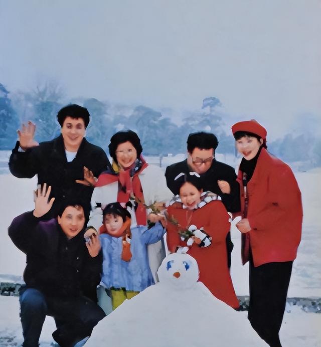 1997年，李鹏总理全家在玉泉山游玩，难得团聚，女儿女婿罕见出镜