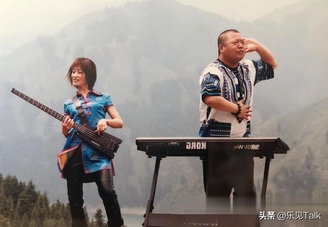 连上5次央视春晚，私下和恩师同居，却被骗流产，如今57岁仍单身