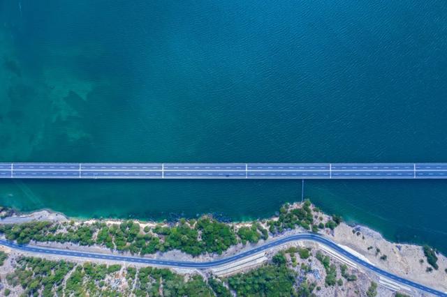 西藏最美公路！409公里串起雪山桃花湖泊