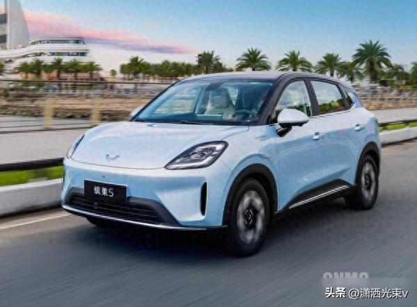 15天卖爆1.5万辆，五菱又火了？这车凭啥让年轻人抢着买？