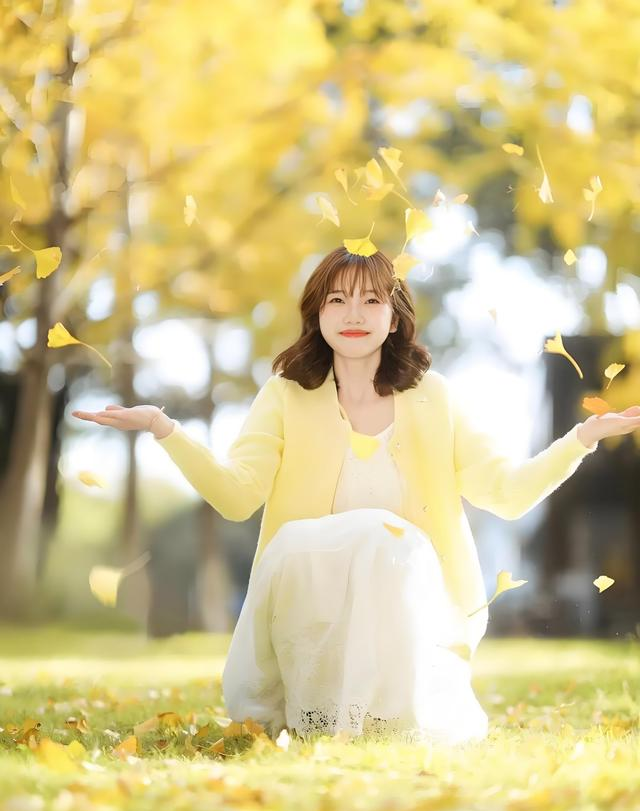 银杏树下人像摄影进阶！9个「落地就会」姿势，新手也能拍出大片