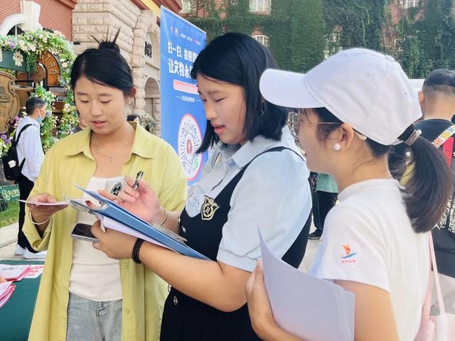 我和游客在一起 | 青年文旅志愿者，假期随时在您身边