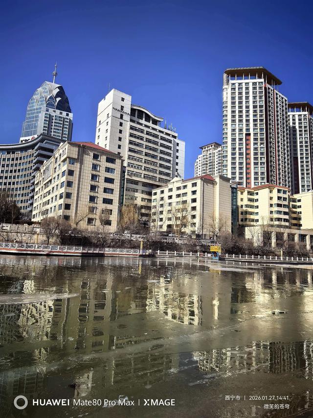 河里的冰随水流，冬天的冷还是浅了点……