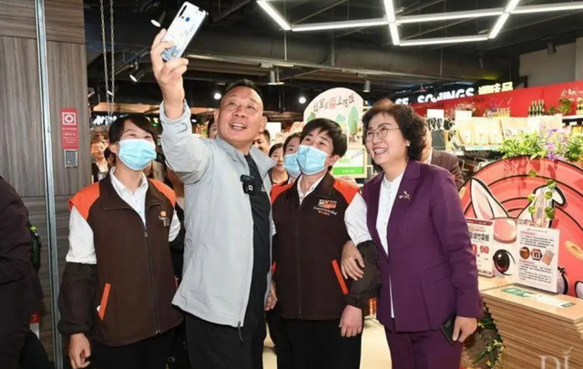 撤店风波才几天，胖东来凭一举动“火出圈”，雷军的话有人信了