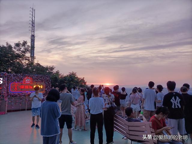 虚幻与真实：为什么大家都说没钱，节假日旅游的人却越来越多？