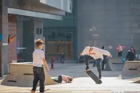 前年的今天，因下楼给女儿买生日蛋糕，结果后背摔成了压缩性骨折图片