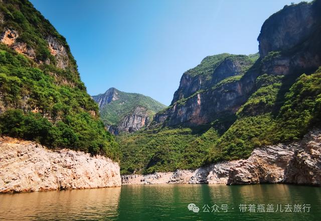 重庆最东边的偏远县城，地形比主城还要魔幻，居然还有高铁和机场
