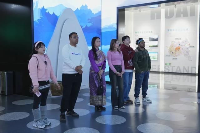 “海外博主看朔州”活动深入山阴怀仁——感受历史文化与现代产业的蓬勃脉动