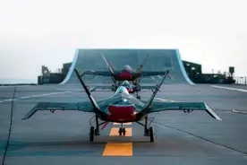 伊朗航母正式服役，4万吨级和076四川舰类似，配备隐形五代机图片