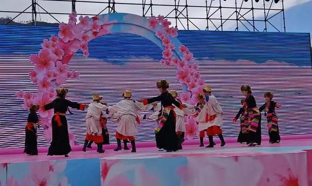 “桃花笑春风，文化映朗县！”这场演出太醉人