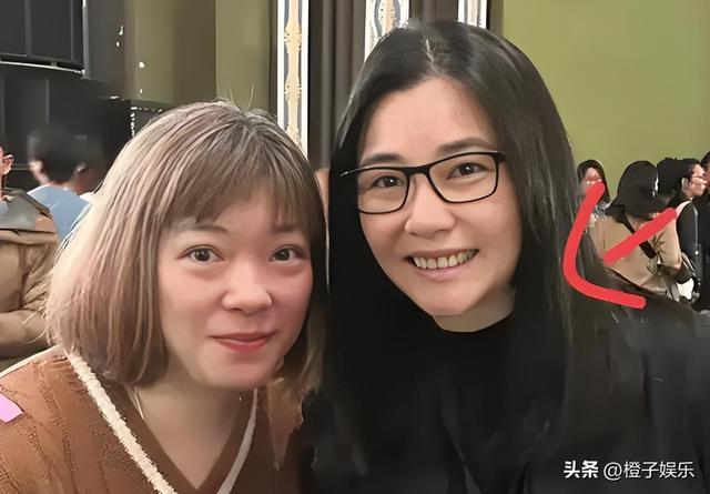 21岁拍三级，30岁被出轨，38岁嫁大佬，如今52岁没孩子也被宠成宝