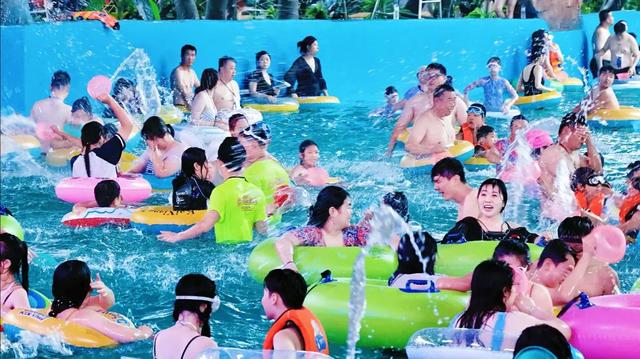 又送票咯！听说长春有地方“千人打水仗”，还追着泼！