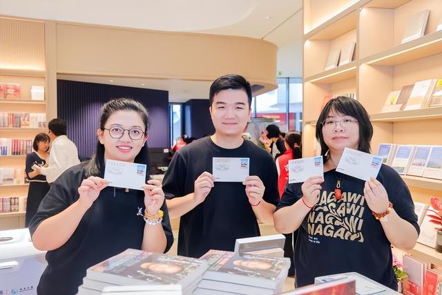 名家云集、IP联动，展览多元，“湾区之眼”开业点燃深圳文化热潮
