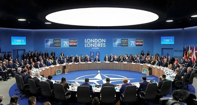 俄加油机编队深入敌境700米，18秒生死时速逃离，普京在下什么棋