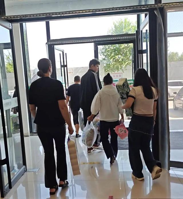 实探中俄互免签证前的边境小城：4日游只需600多元，俄罗斯游客大包小包购物，店员学俄语招揽生意