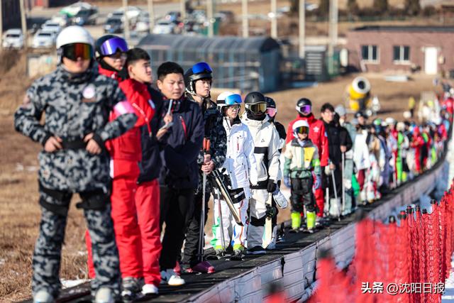 沈阳冰雪“花式宠客”！凭机票减免滑雪票，“冰雪火锅节”热辣滚烫，“雪地村超”文体旅商融合～
