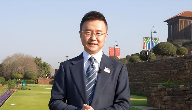 阅兵解说员揭秘，原来是他们俩，都是我们熟悉的央视著名主持人