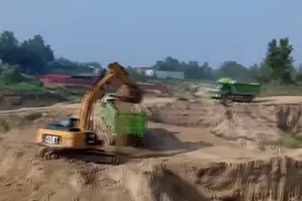 河北任丘千亩良田变为深坑，面对记者质问，挖土人：给上面送钱了图片